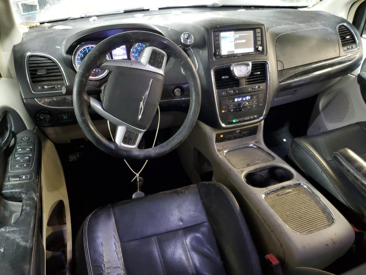 2014 Chrysler Town & Country - Image 8