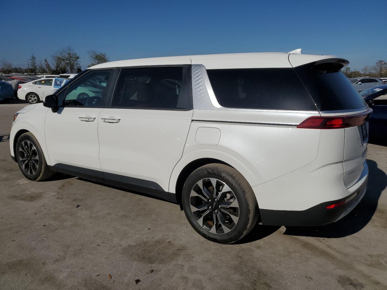 2024 Kia Carnival - Image 2
