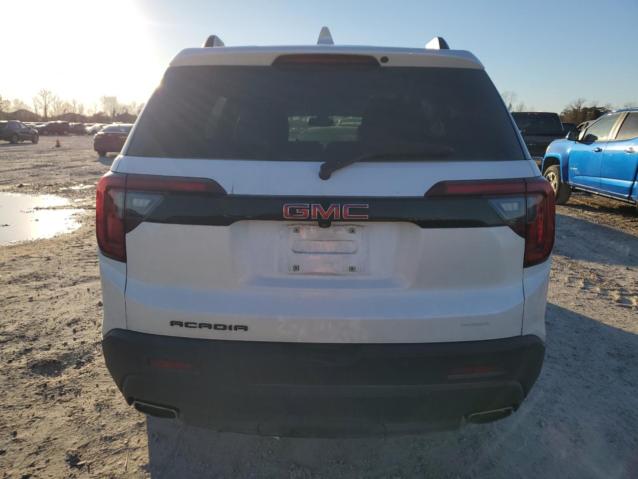 2022 GMC Acadia - Image 6