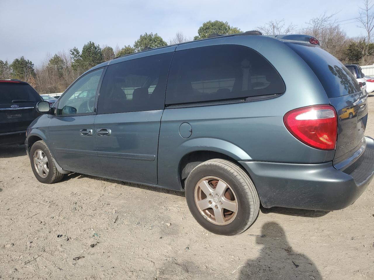 2005 Dodge Caravan - Image 2
