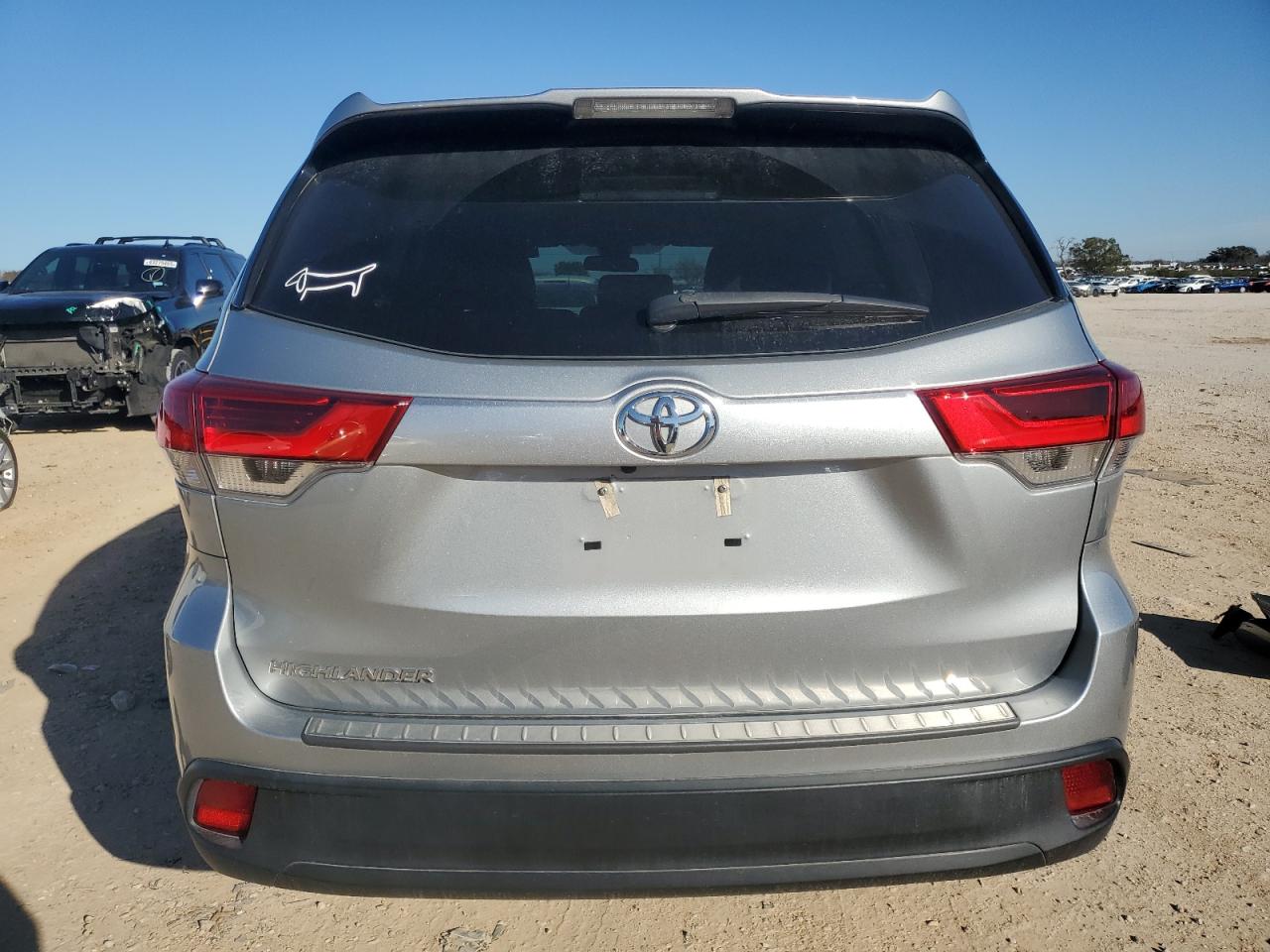 2017 Toyota Highlander - Image 6
