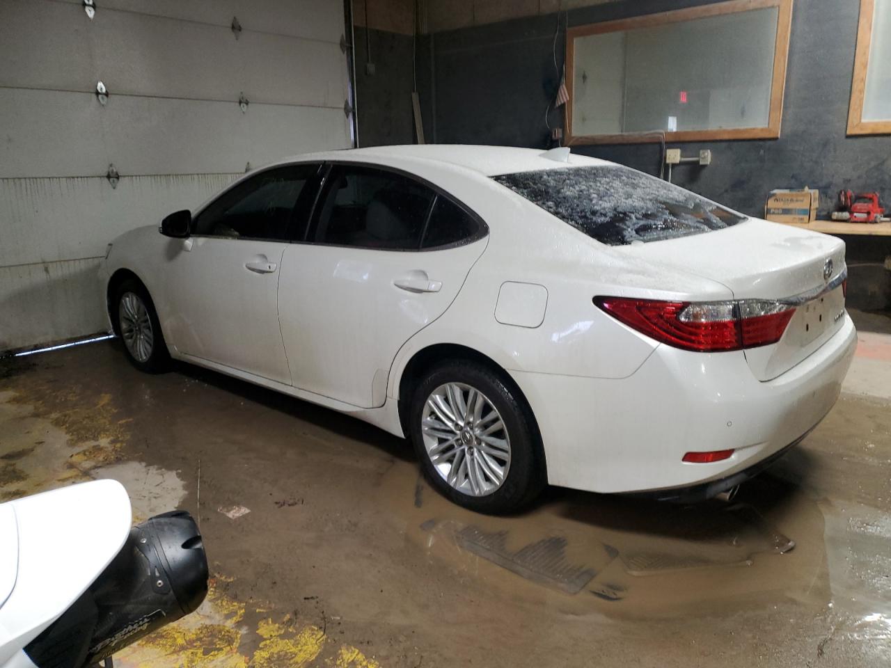 2015 Lexus ES - Image 2
