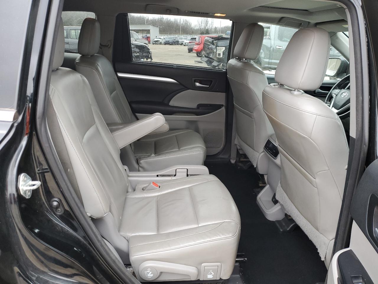 2015 Toyota Highlander - Image 11
