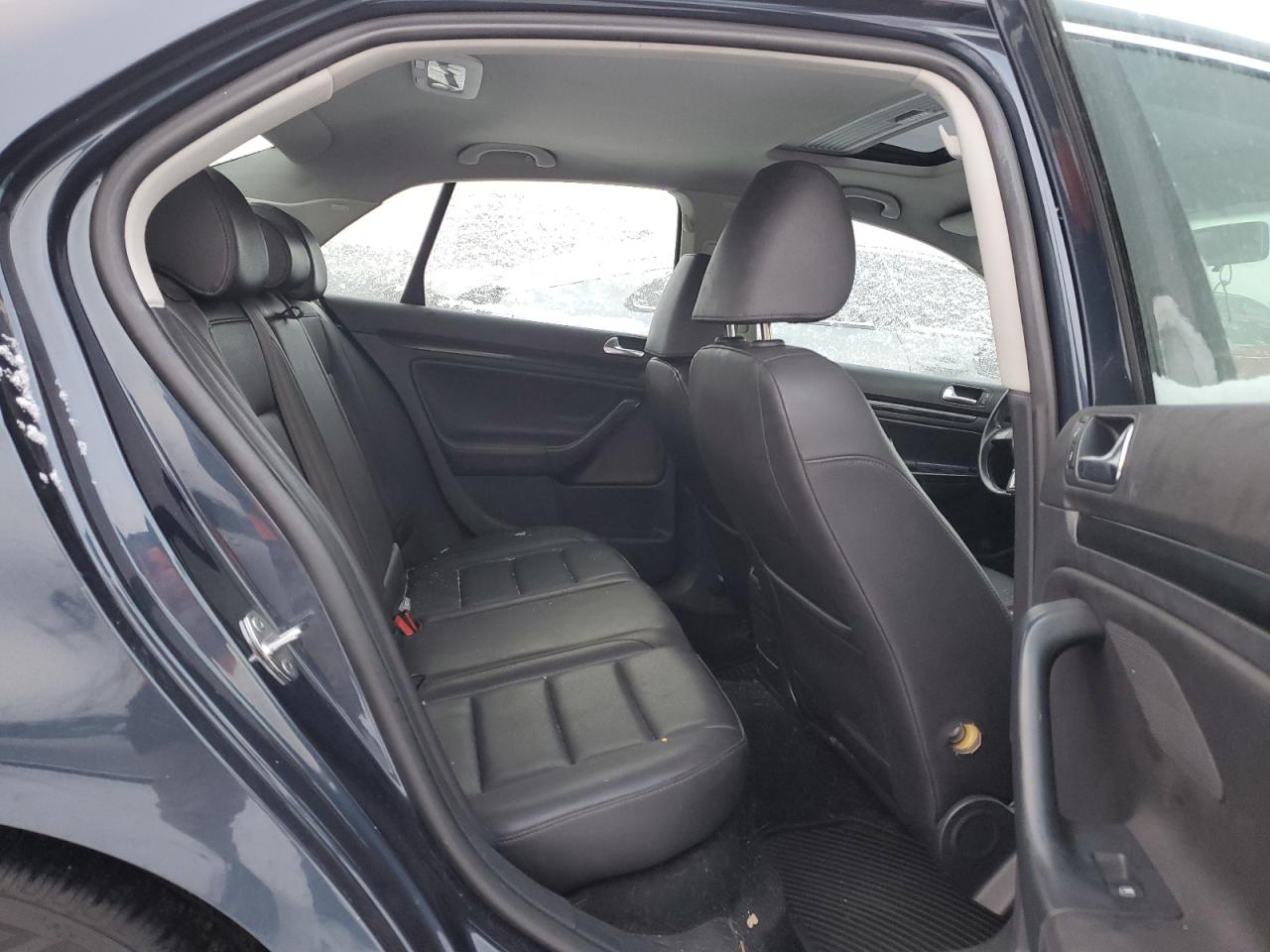 2010 Volkswagen Jetta - Image 10