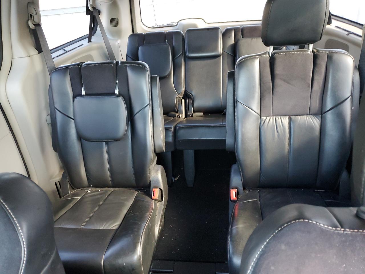 2015 Chrysler Town & Country - Image 10