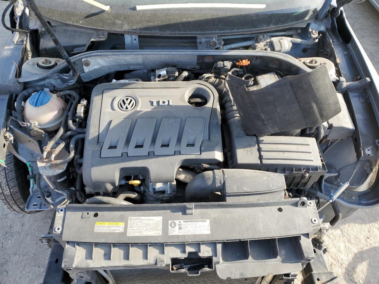 2014 Volkswagen Passat - Image 11