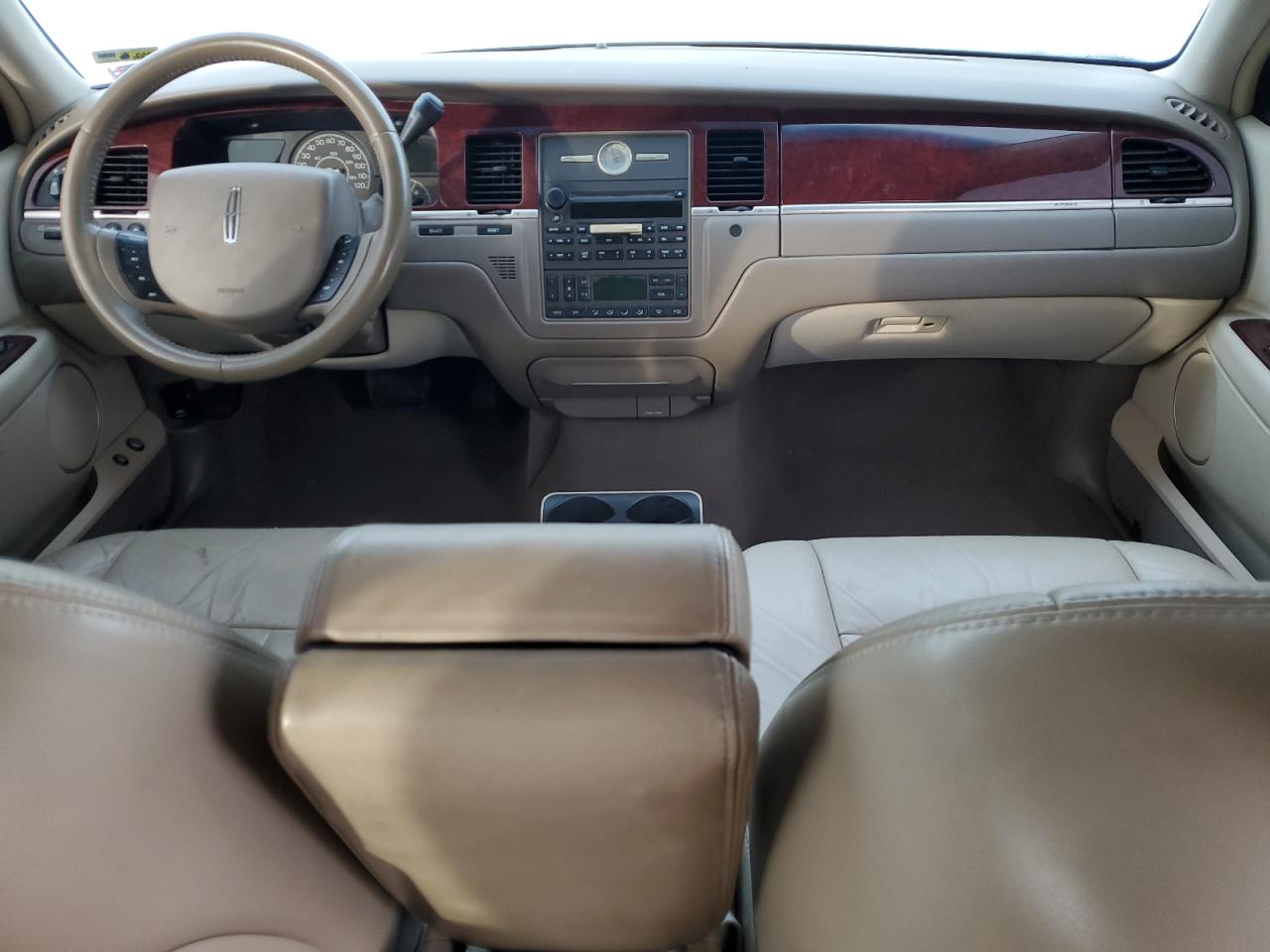2005 Lincoln Town Car - Image 8