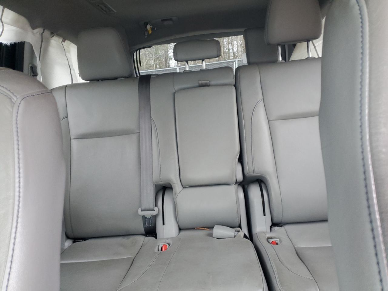 2017 Toyota Highlander - Image 10