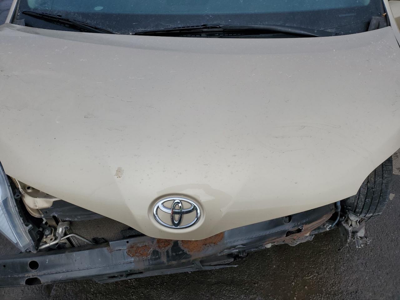 2011 Toyota Sienna - Image 12