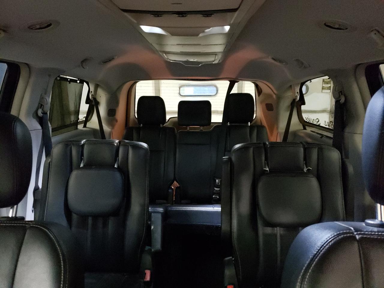2014 Chrysler Town & Country - Image 10