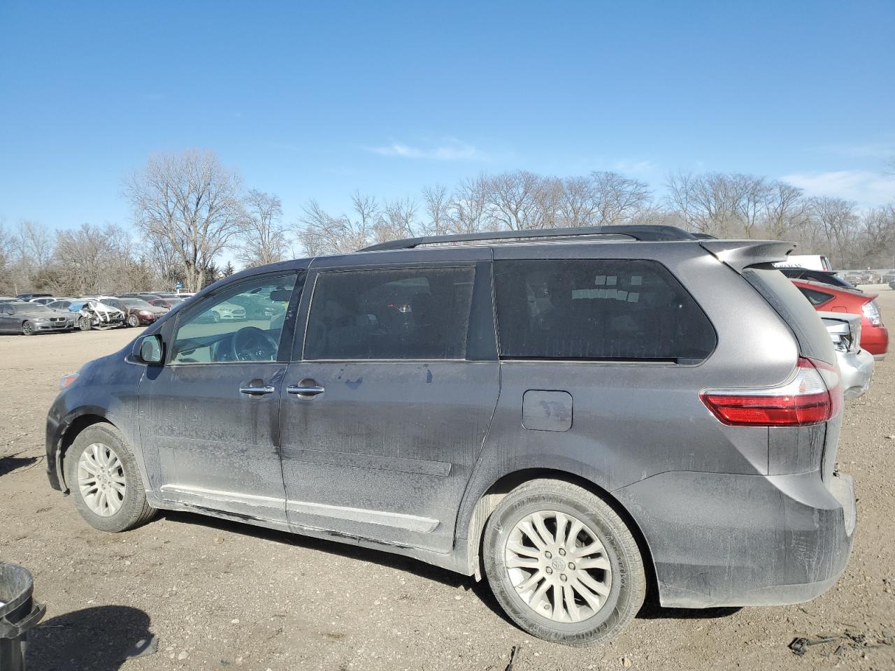 2017 Toyota Sienna - Image 2