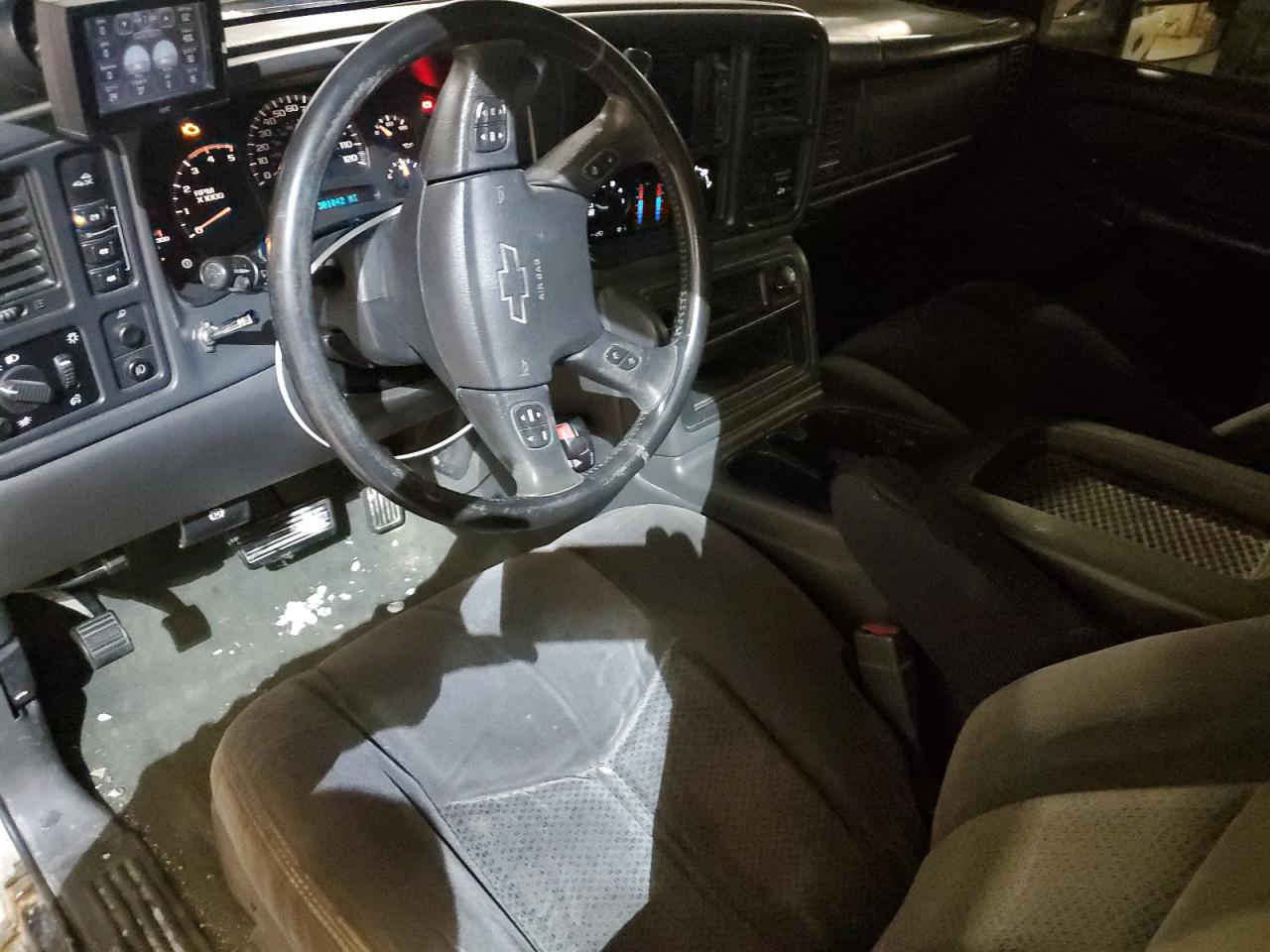 2004 Chevrolet Silverado - Image 8