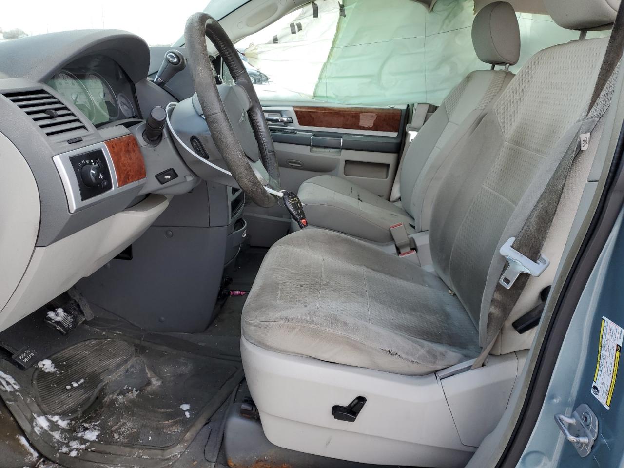 2009 Chrysler Town & Country - Image 7
