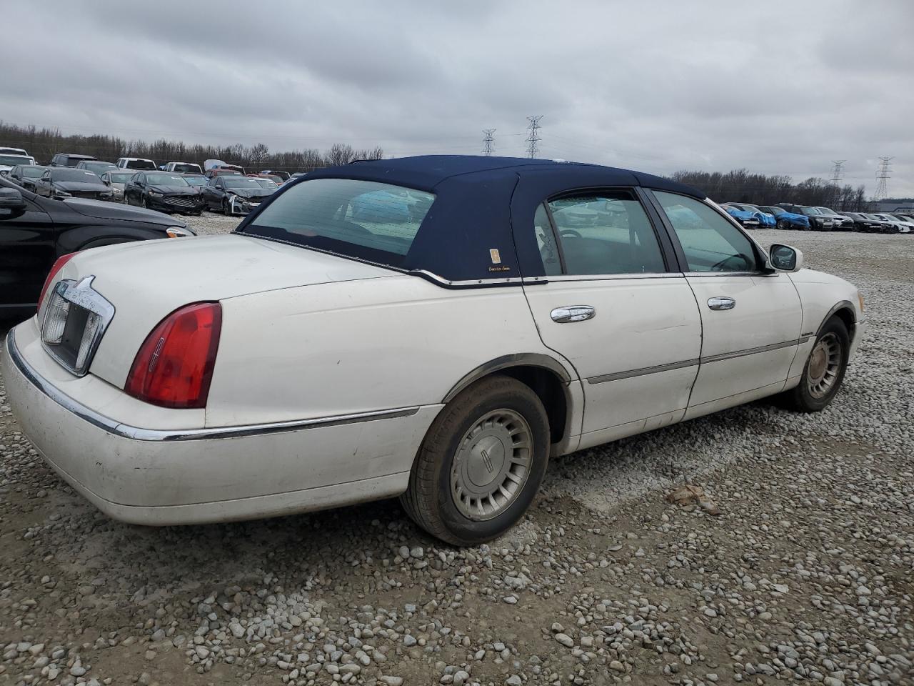 2001 Lincoln Town Car - Image 3