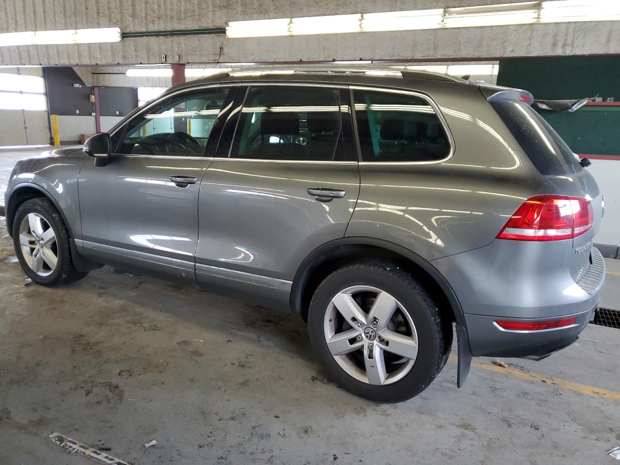2014 Volkswagen Touareg - Image 2