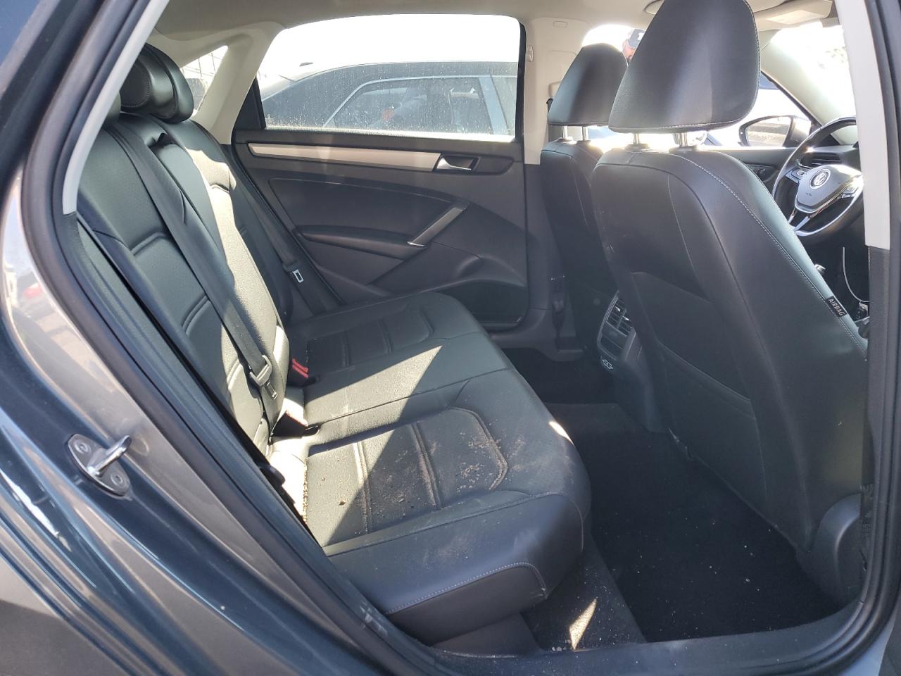 2020 Volkswagen Passat - Image 10