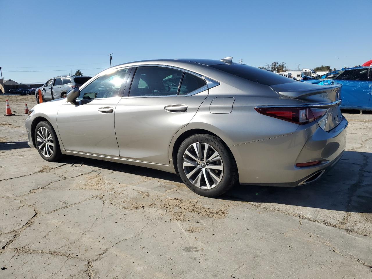 2019 Lexus ES - Image 2