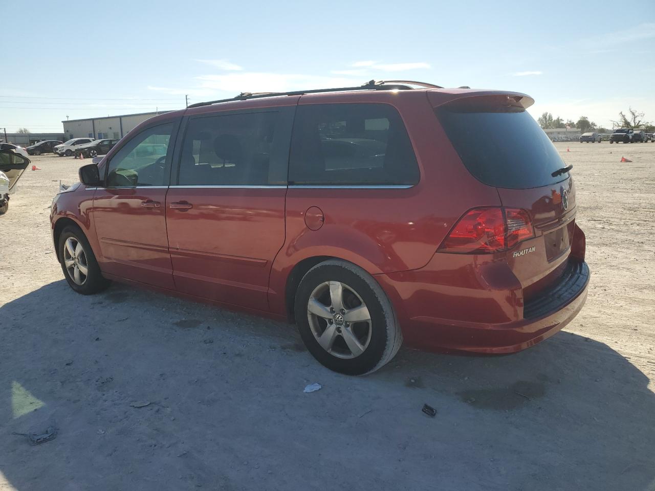 2009 Volkswagen Routan - Image 2
