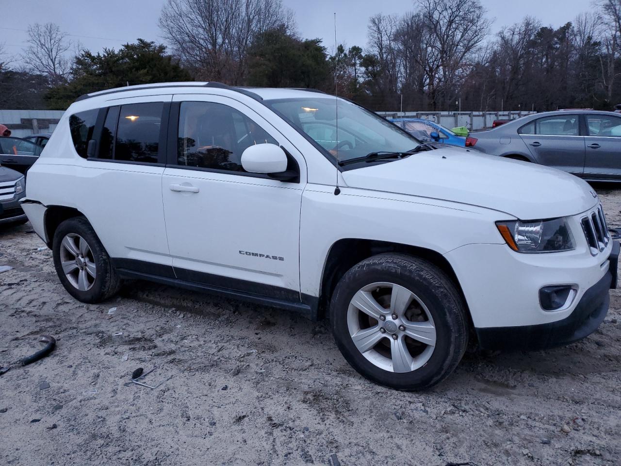 VIN 1C4NJDEB1FD293011 2015 JEEP COMPASS no.4