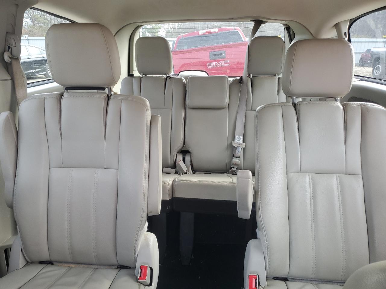 2013 Chrysler Town & Country - Image 10