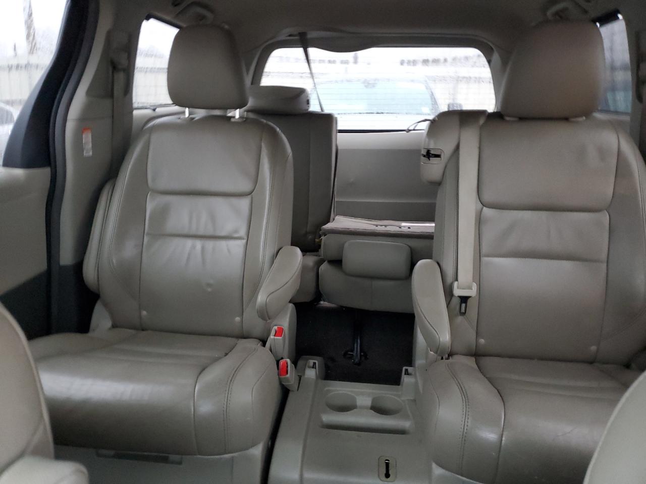 2015 Toyota Sienna - Image 10