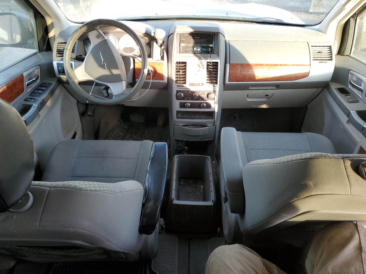 2009 Chrysler Town & Country - Image 8