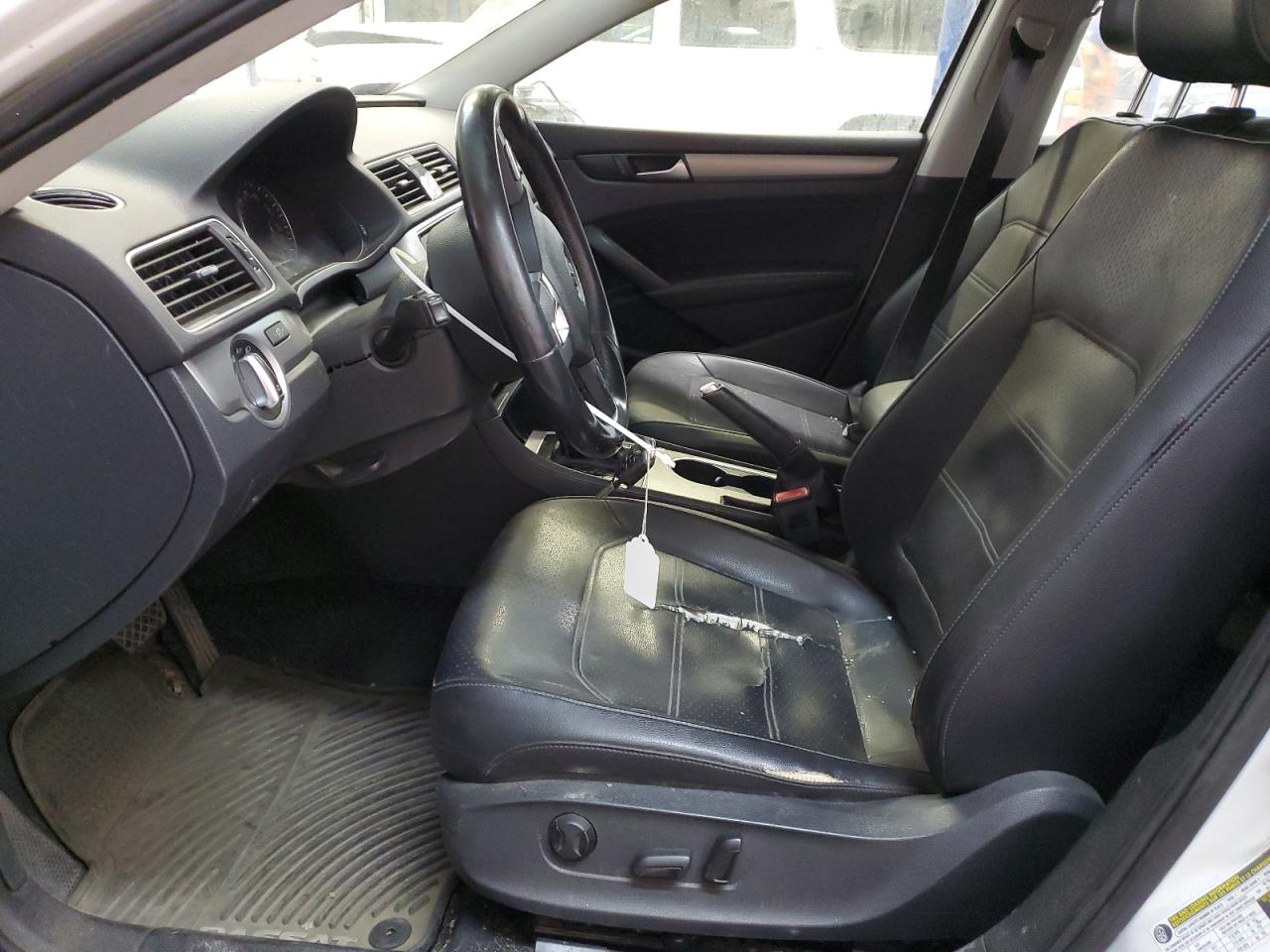 2014 Volkswagen Passat - Image 7