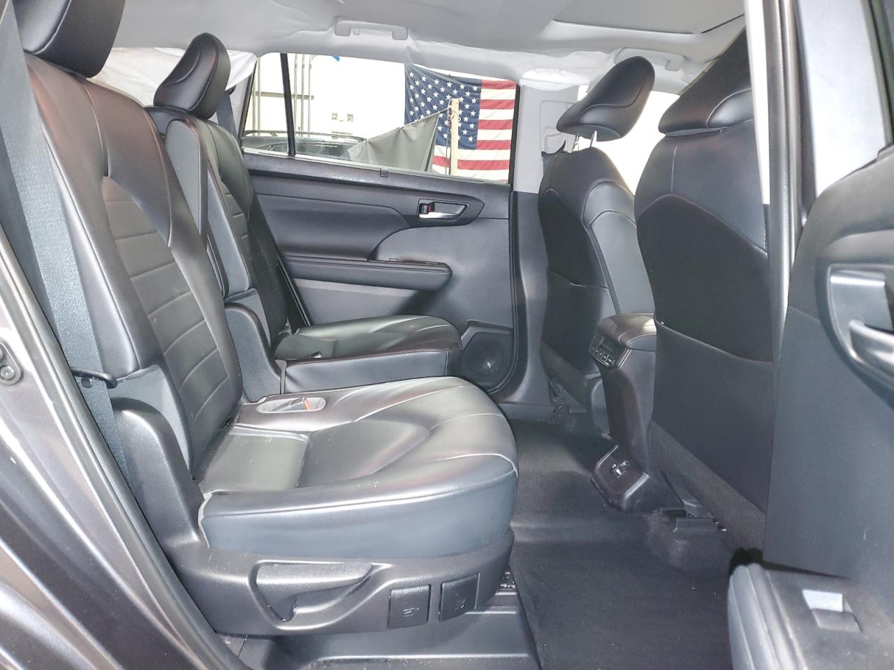 2021 Toyota Highlander - Image 11