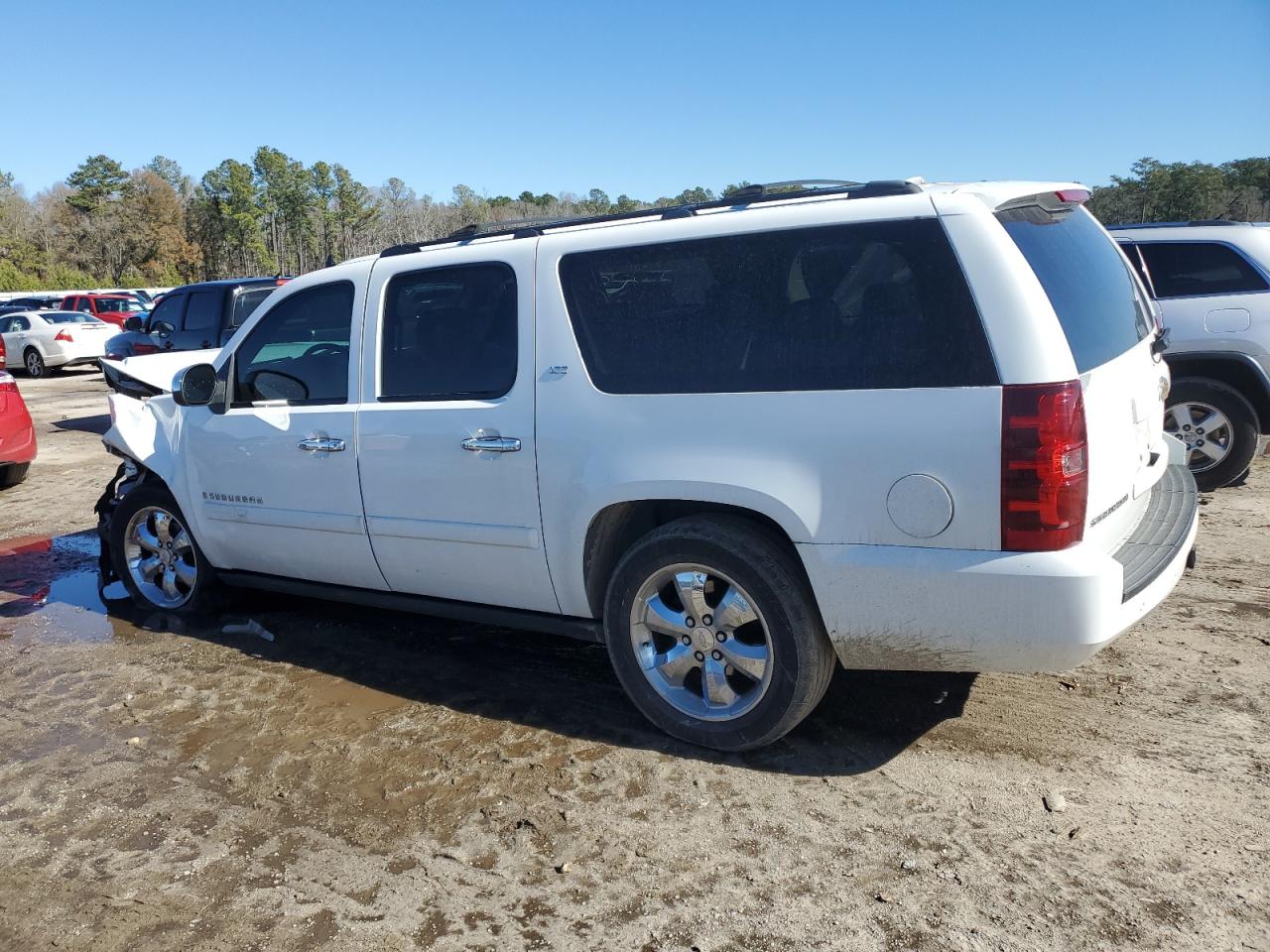 2007 Chevrolet Suburban - Image 2