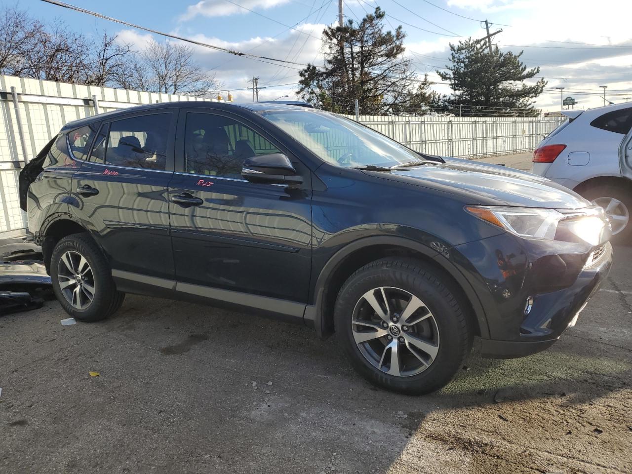 VIN JTMWFREV8HJ124573 2017 TOYOTA RAV4 no.4