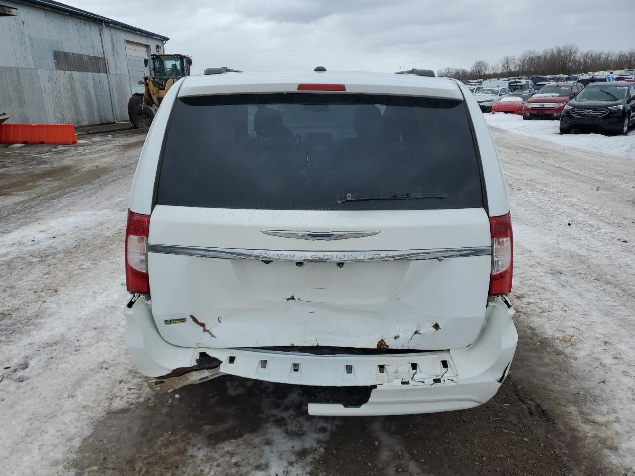 2016 Chrysler Town & Country - Image 6