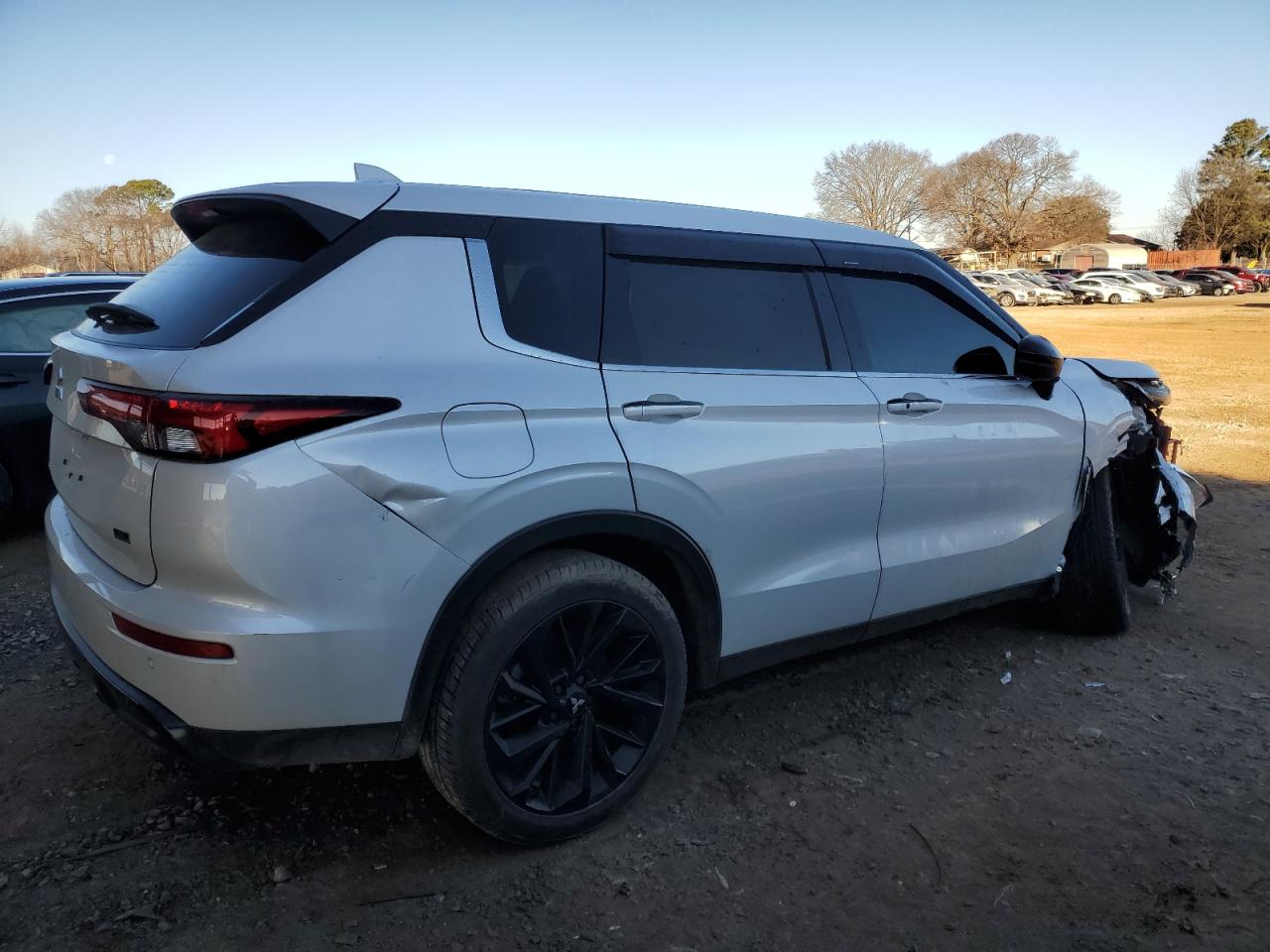 2024 Mitsubishi Outlander - Image 3