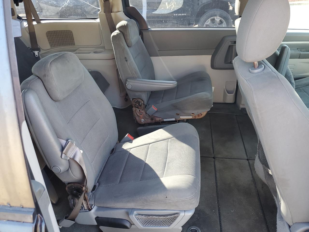 2009 Dodge Caravan - Image 11