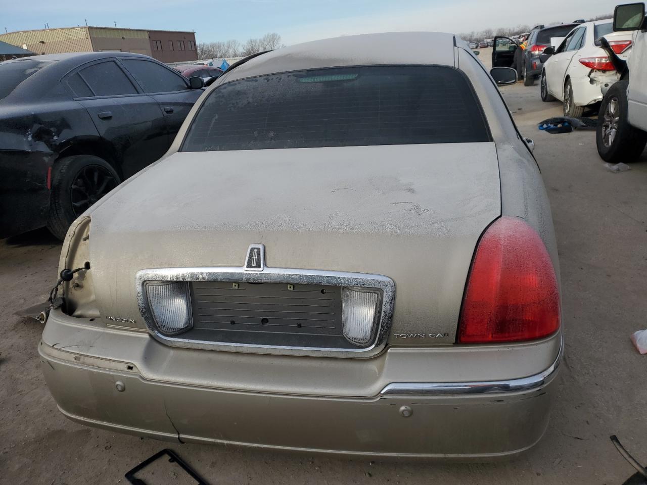 2005 Lincoln Town Car - Image 6