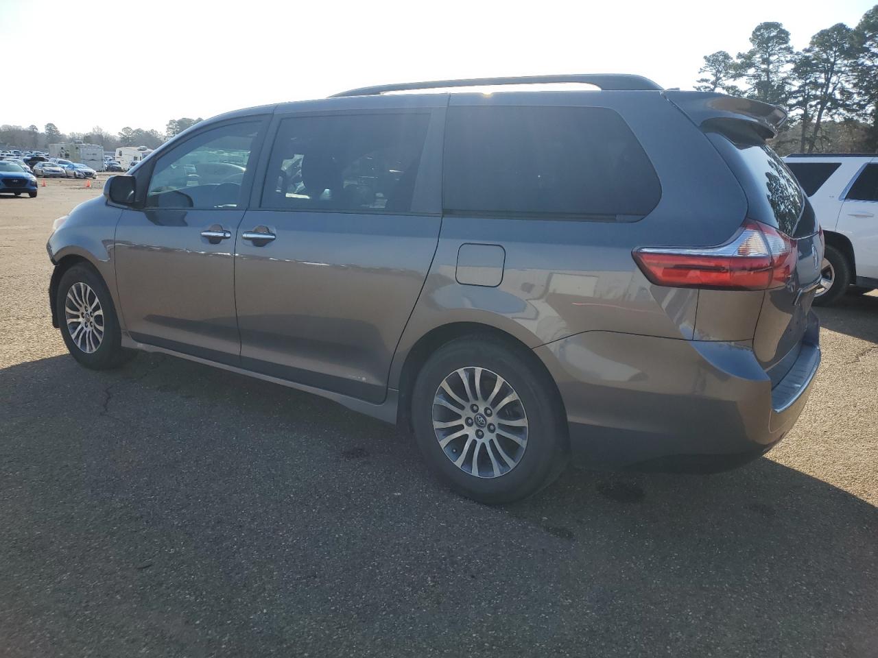 2018 Toyota Sienna - Image 2