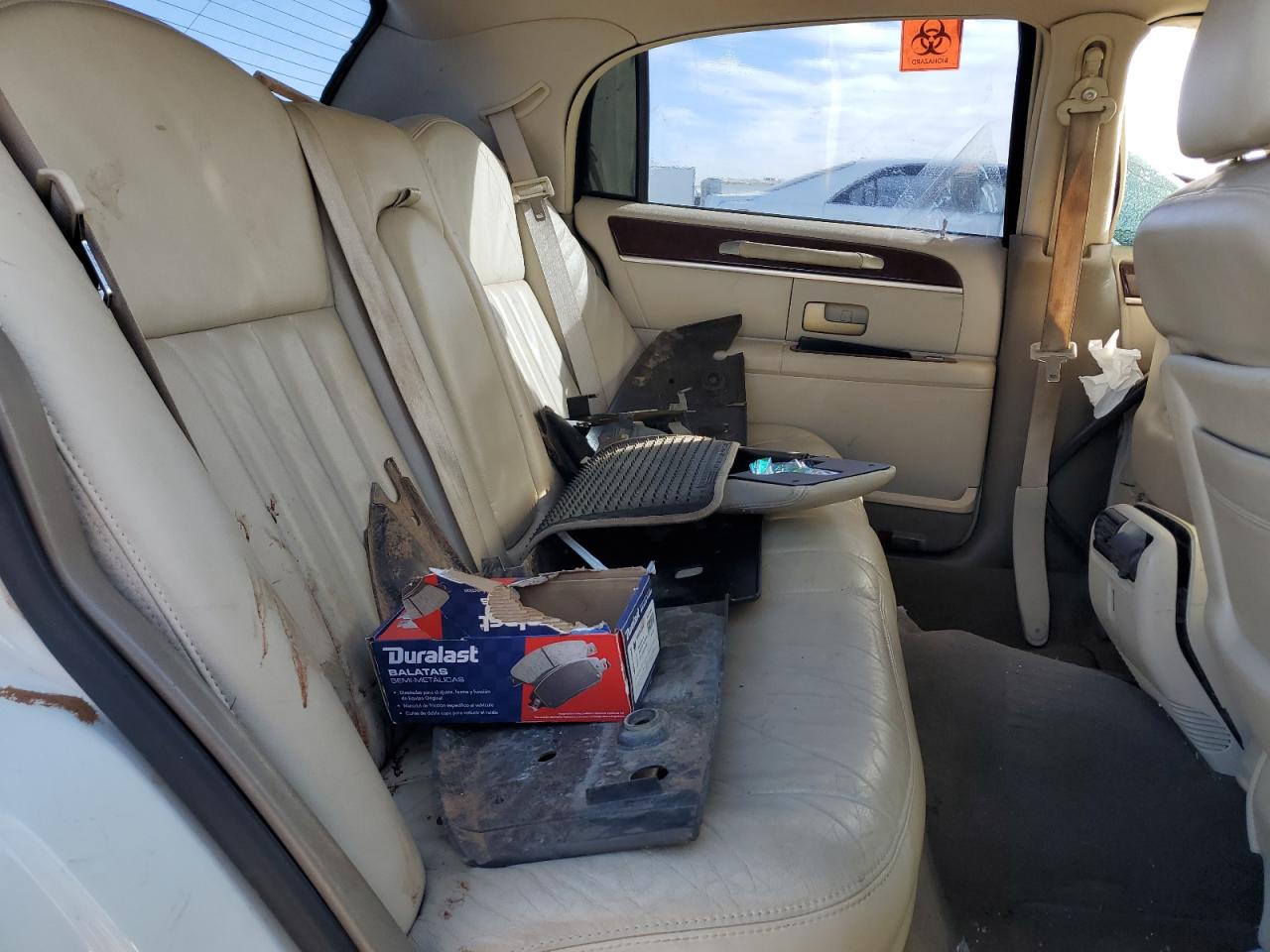 2005 Lincoln Town Car - Image 10