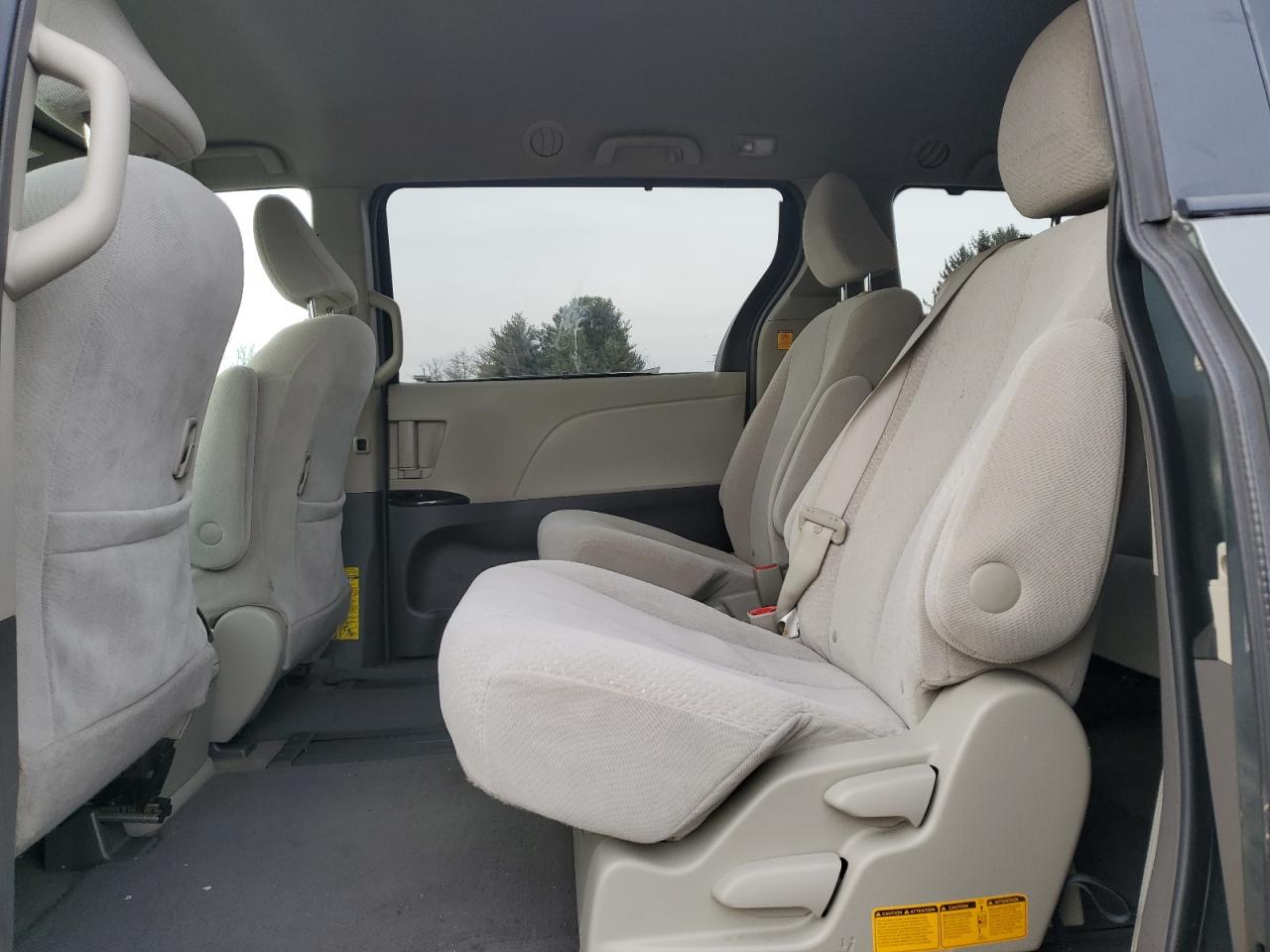 2011 Toyota Sienna - Image 11