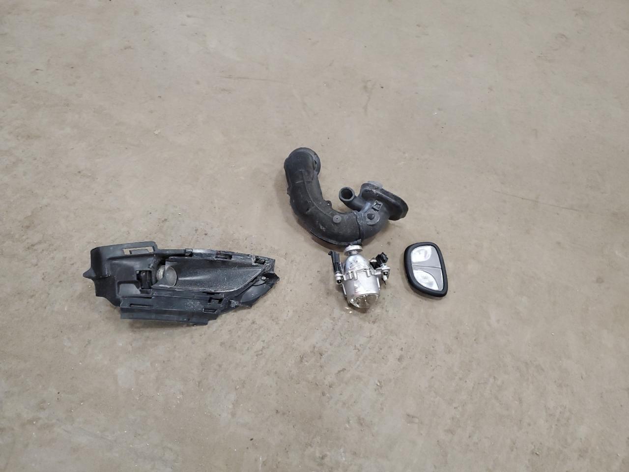 2015 Chrysler 200 - Image 12