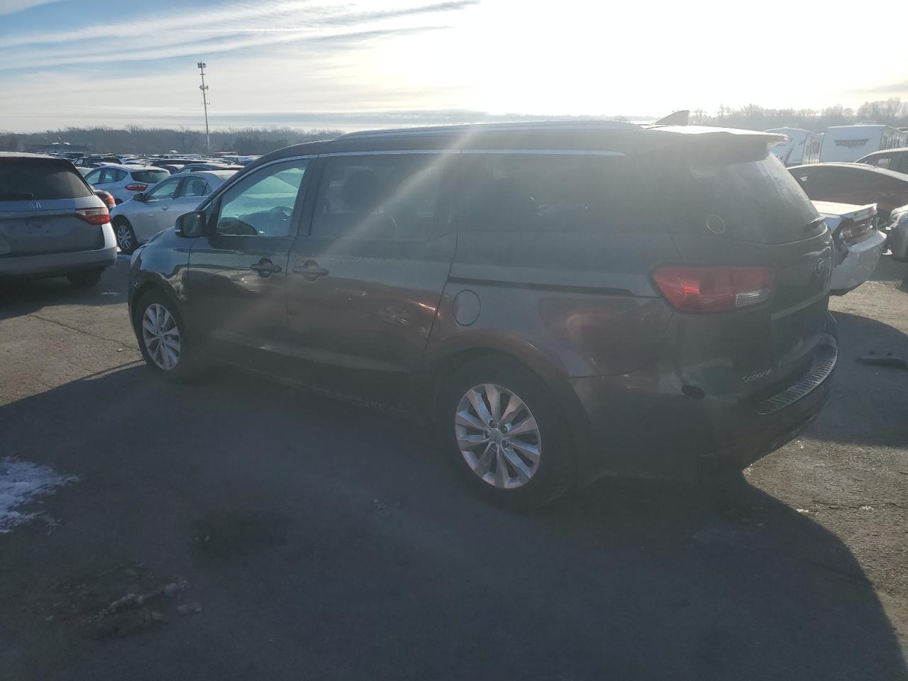 2018 Kia Sedona - Image 2