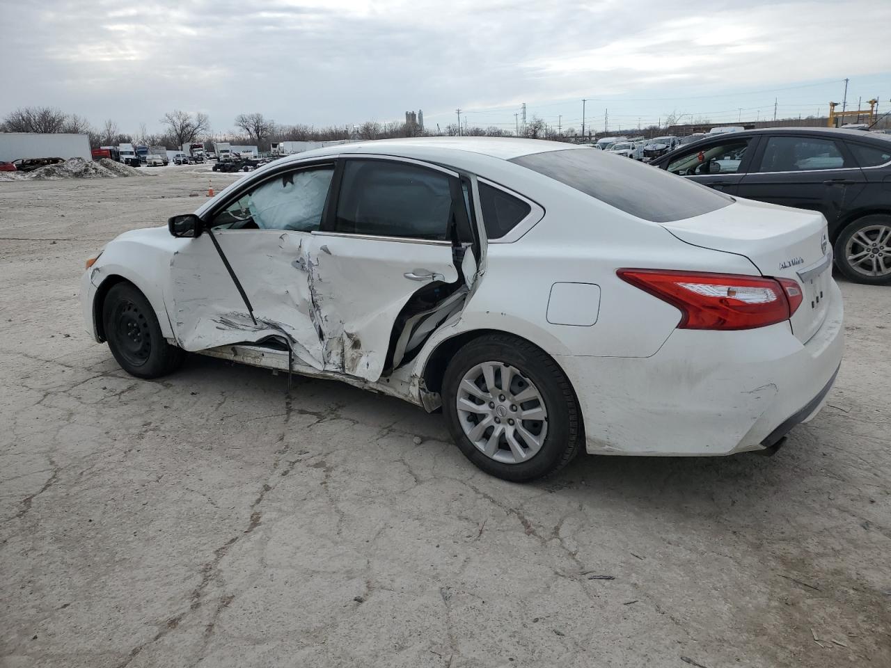 2016 Nissan Altima - Image 2