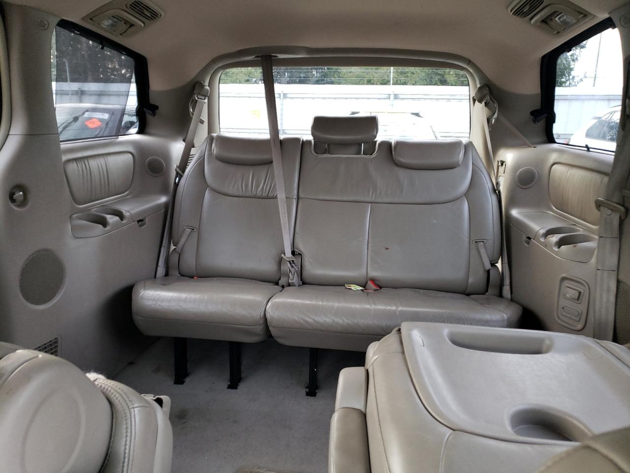 2004 Toyota Sienna - Image 10