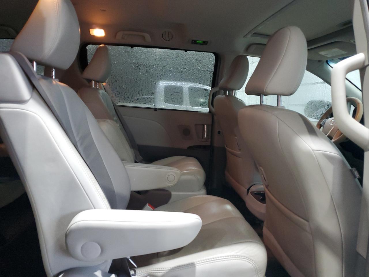 2011 Toyota Sienna - Image 11