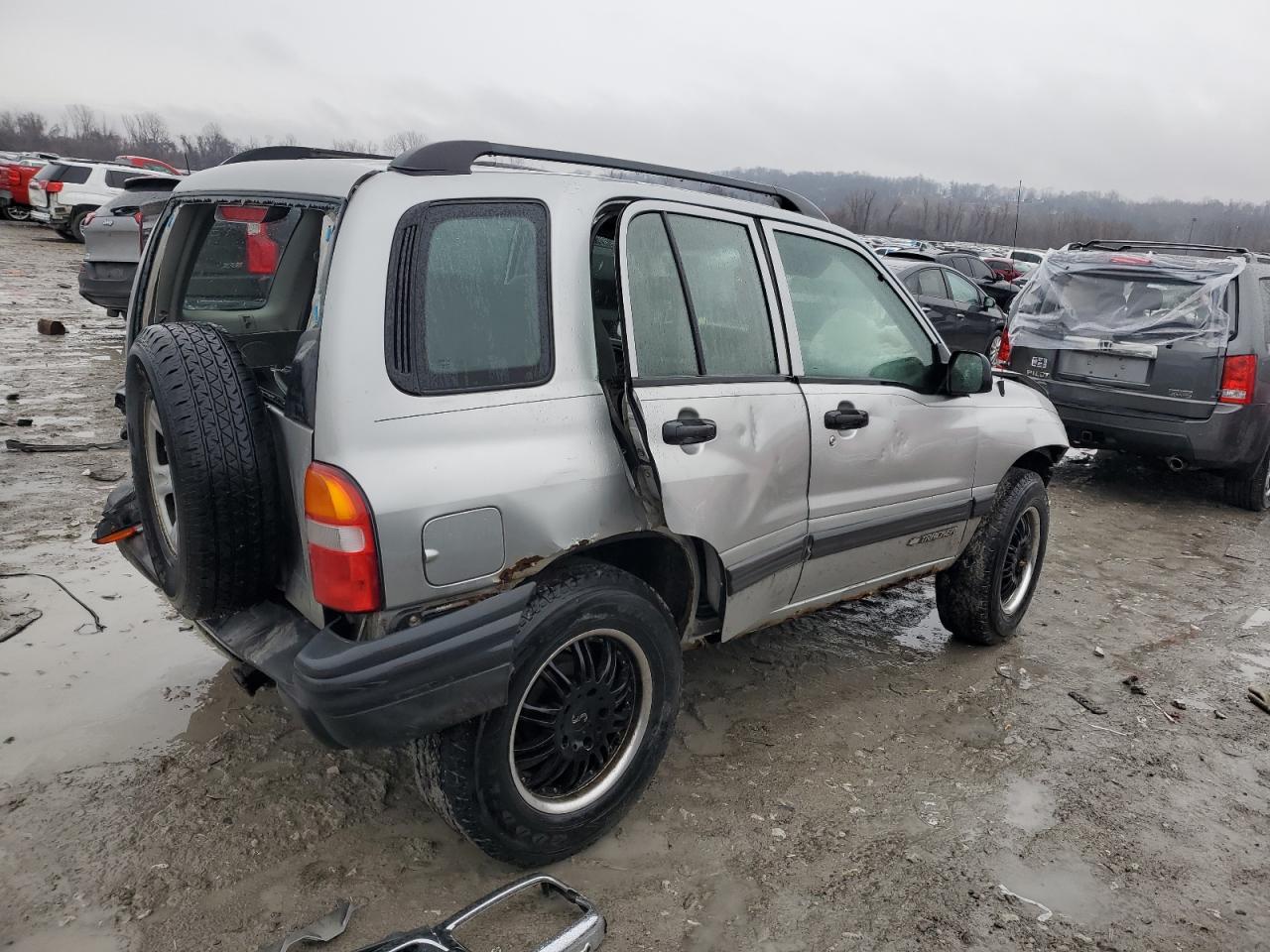 2003 Chevrolet Tracker - Image 3
