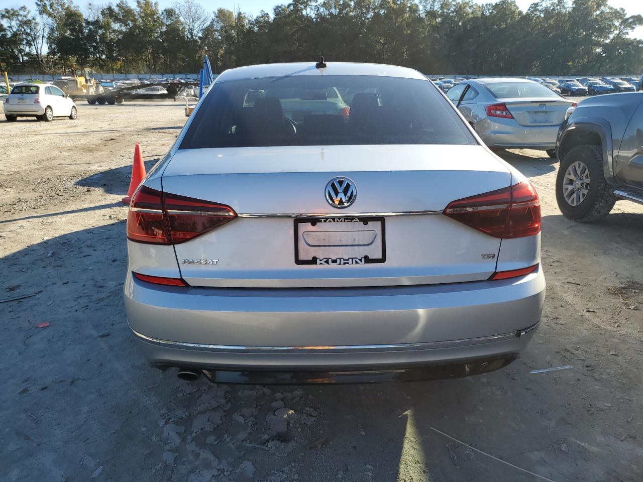 2017 Volkswagen Passat - Image 6