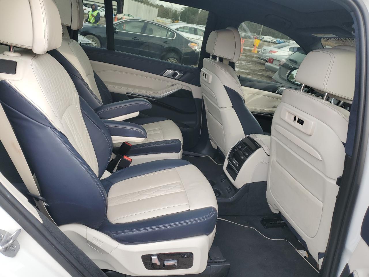 2022 BMW X7 - Image 11