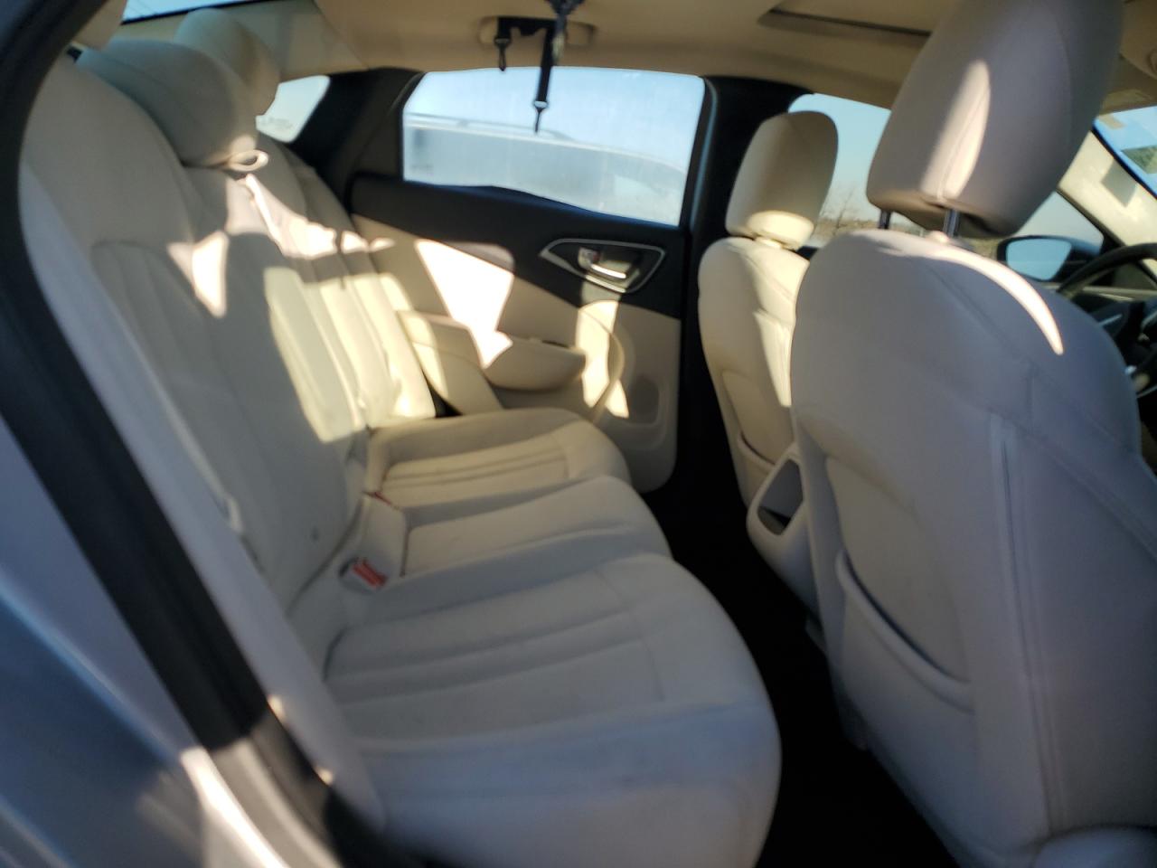 2015 Chrysler 200 - Image 10