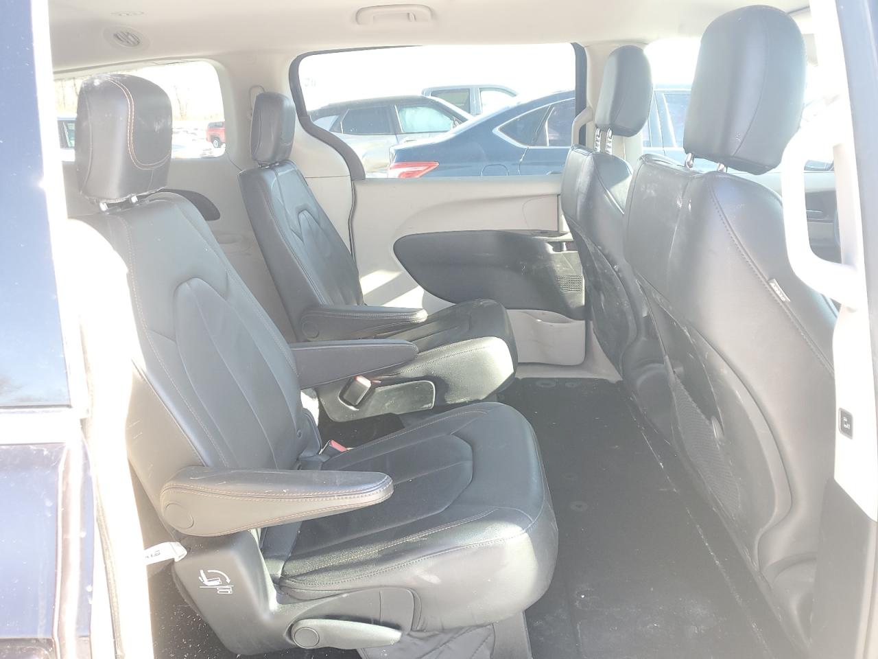 2017 Chrysler Pacifica - Image 11