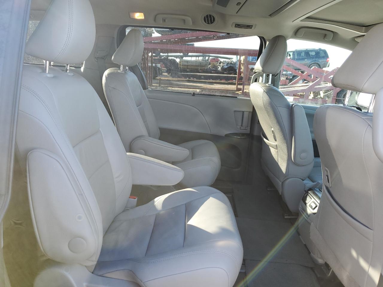 2016 Toyota Sienna - Image 11