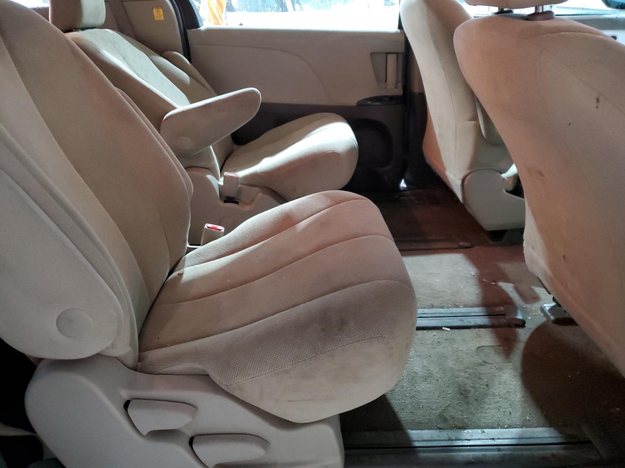 2012 Toyota Sienna - Image 12