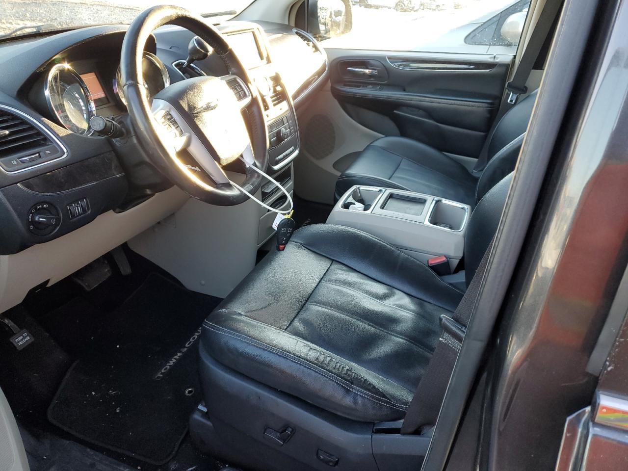 2016 Chrysler Town & Country - Image 7